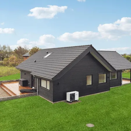 3 Bedroom Lovely In Богенсе