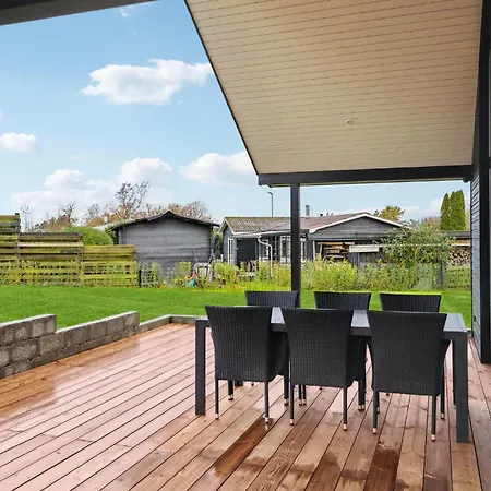 Vakantiehuis 3 Bedroom Lovely In *