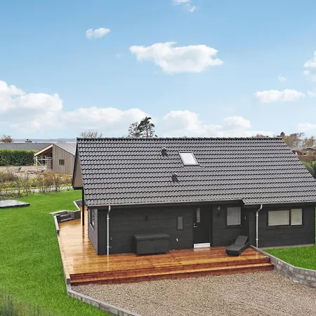 Vakantiehuis 3 Bedroom Lovely In *