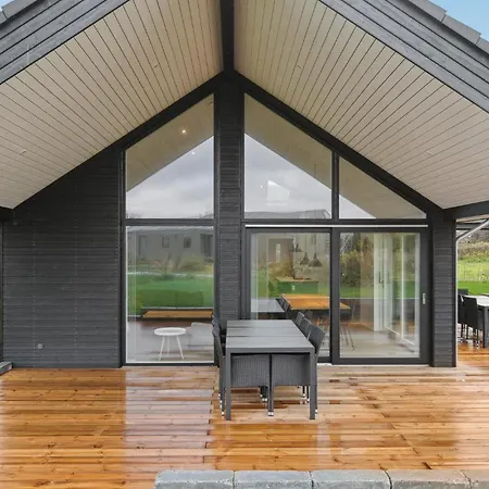 3 Bedroom Lovely In Σπίτι διακοπών *